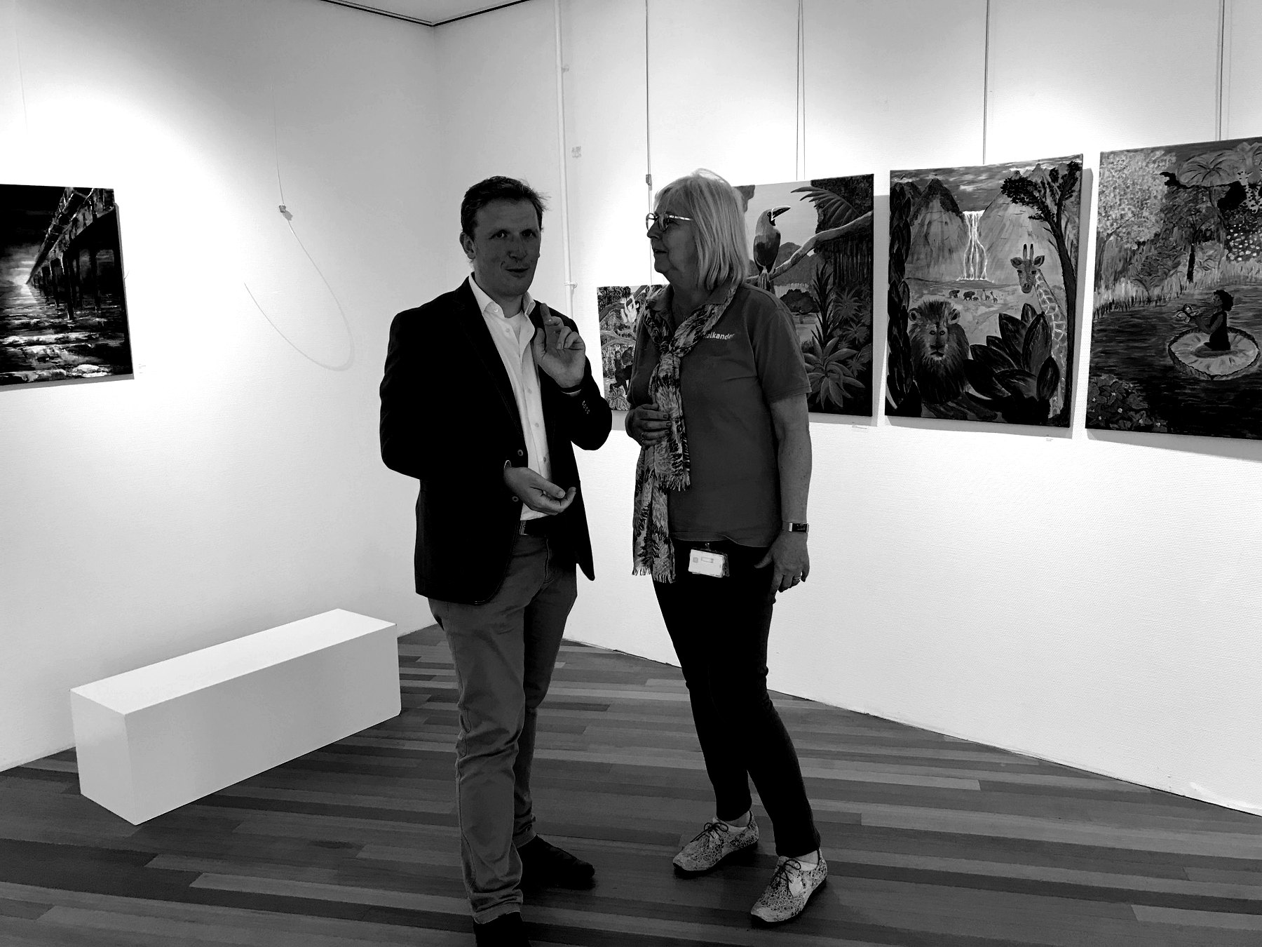Gesprek in museumomgeving
